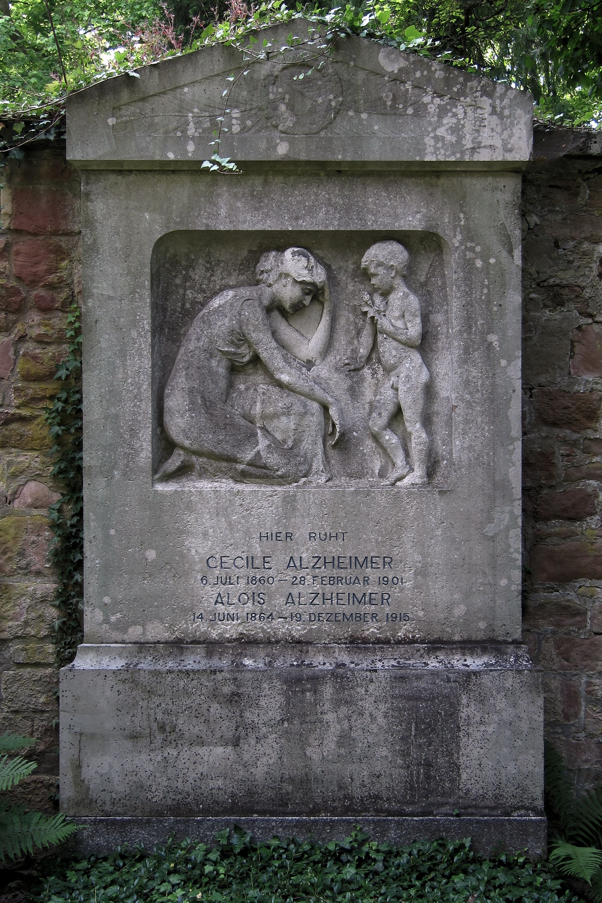 Grabmal von Alois und Cecile Alzheimer auf dem Hauptfriedhof Frankfurt