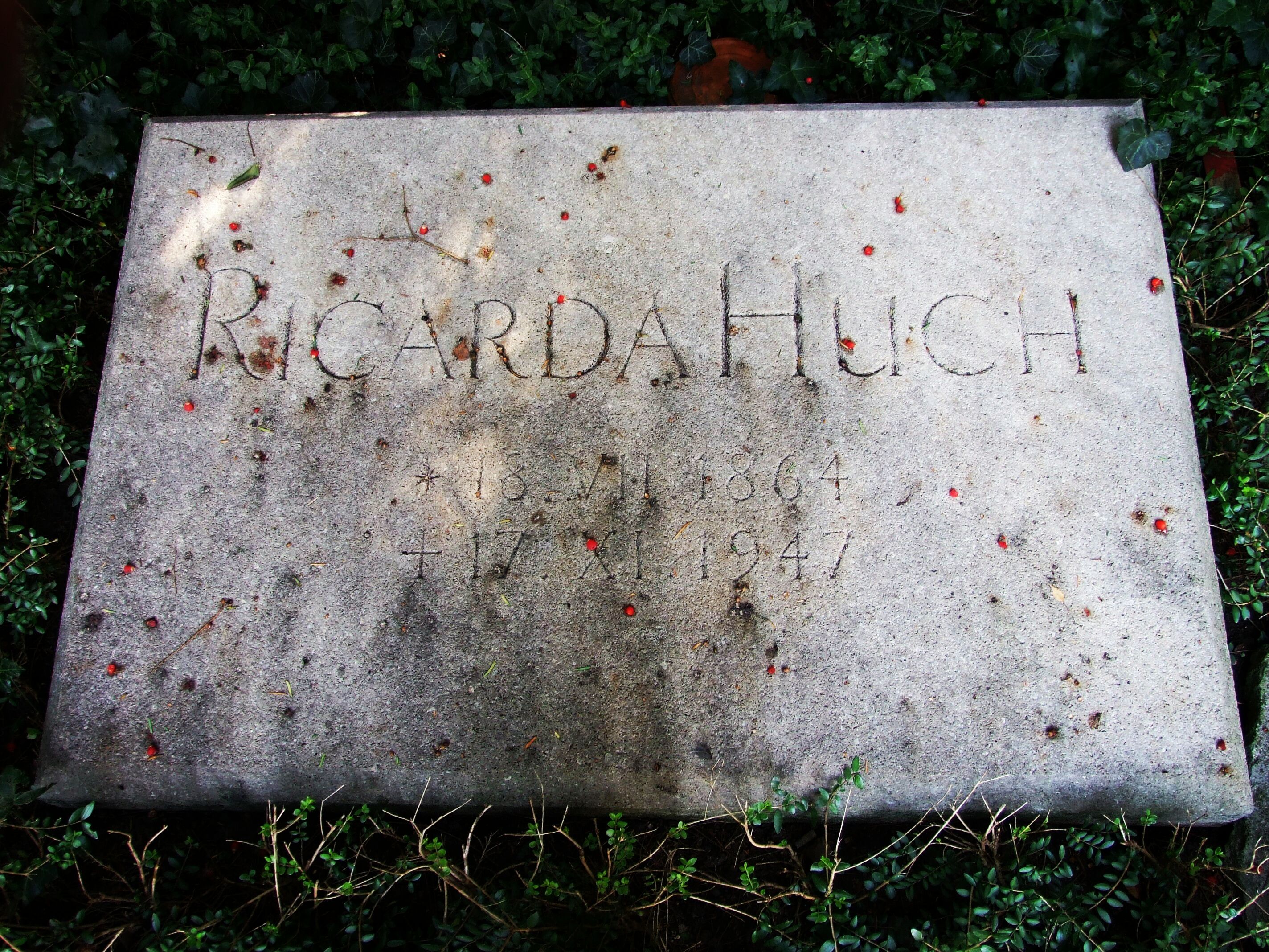 Schlichte Grabplatte von Ricarda Huch auf dem Hauptfriedhof Frankfurt